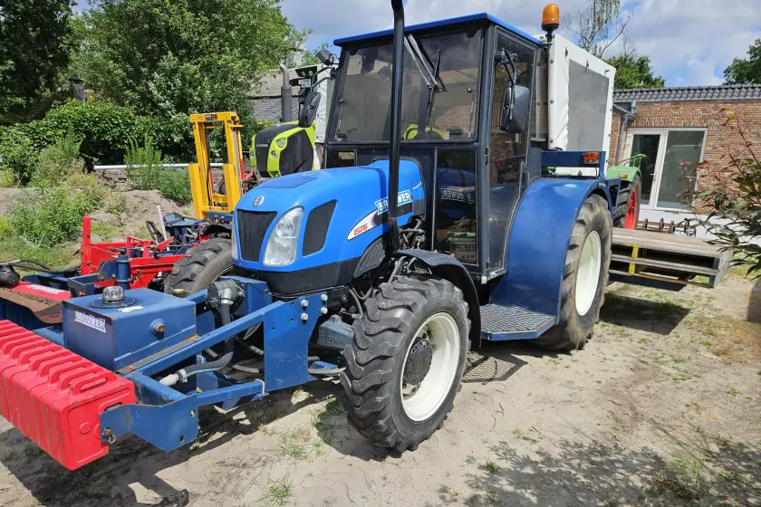 Gebrauchter Brouwer – New Holland 4WD + Kabine + DIY